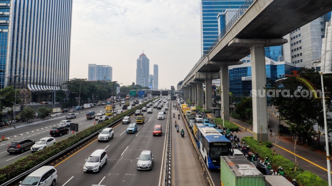 Sejumlah kendaraan melintas di kawasan Gatot Subroto, Jakarta, Senin (24/6/2024). [Suara.com/Alfian Winanto]