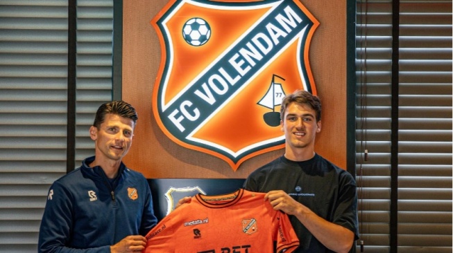 Mauro Zijlstra (Kanan) Saat Dikontrak oleh FC Volendam. (Instagram/maurozijlstra)