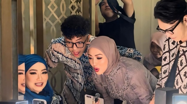 Angelina Sondakh, Reza Artamevia dan Keanu Massaid saat acara lamaran Aaliyah Massaid. [Instagram/@angelinasondakh09]