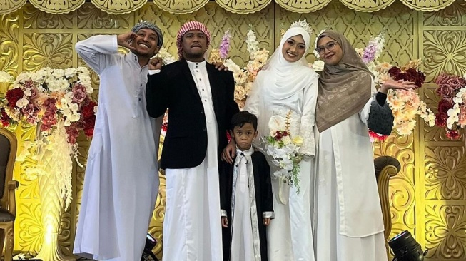 Resmi Menikah, Komika Mamat Alkatiri Kenakan Baju Khas Arab di Acara Akad Nikah