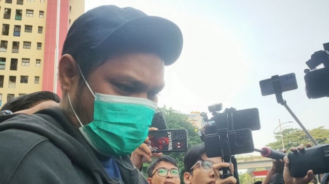 Musisi Virgoun Tambunan Putra yang terlibat kasus penyalahgunaan narkotika jenis sabu digiring menuju ruang pemeriksaan kesehatan Polres Metro Jakarta Barat, Jumat (21/6/2024). (ANTARA/Risky Syukur)