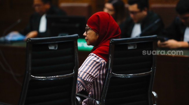 Terdakwa kasus dugaan korupsi liquefied natural gas (LNG) atau gas alam cair, Galaila Karen Agustiawan (tengah) saat menjalani sidang putusan di Pengadilan Tipikor, Jakarta, Senin (24/6/2024). [Suara.com/Alfian Winanto]