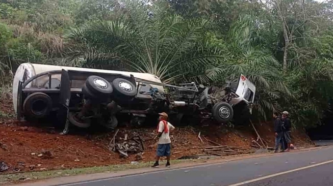 Tragis! Truk Tronton vs Vario di Ciamis: Motor Terbelah Dua, Pengendara Tewas