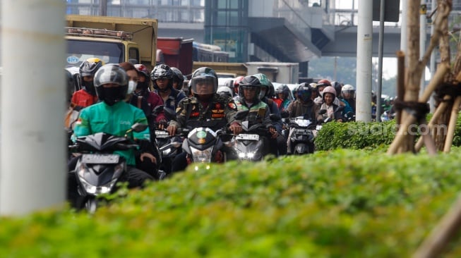 Sejumlah kendaraan melintas di kawasan Gatot Subroto, Jakarta, Senin (24/6/2024). [Suara.com/Alfian Winanto]