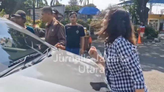 Tak Terima Mobil Hyundai Creta Milinya Ditabrak, Wanita Ini Nekat Kejar Avanza Taksol Hingga Terseret