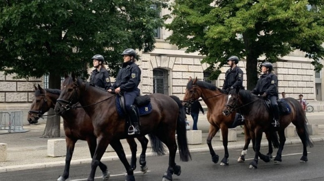 Pasukan berkuda kepolisian berpatroli di kawasan Reichstag, Berlin, Minggu (15/06/2024). Sebanyak 22 ribu personel kepolisian bersiaga setiap harinya selama turnamen Piala Eropa 2024 di Jerman. ANTARA/Citra Listya Rini/pras.