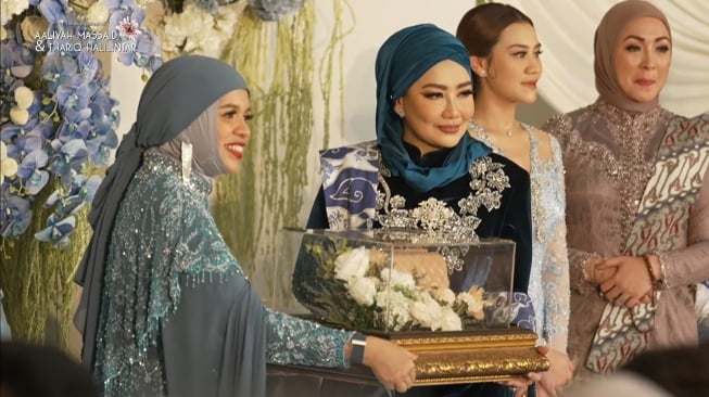 Tas Chanel Ratusan Juta Jadi Sorotan di Lamaran Mewah Thariq Halilintar dan Aaliyah Massaid!