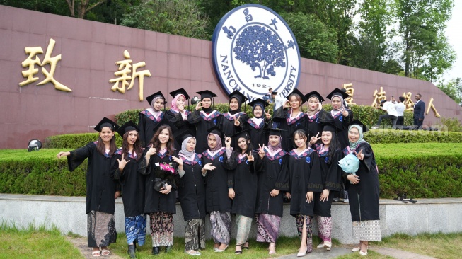 19 Mahasiswa Unhas Wisuda di Nanchang University China