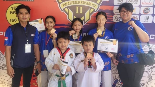 Lima atlet CR Taekwondo Academy Tangerang berhasil meraih medali saat mengikuti Kejuaraan Nasional Bhayangkara Presisi II, Piala Kapolda Daerah Istimewa Yogyakarta 2024. [Istimewa]