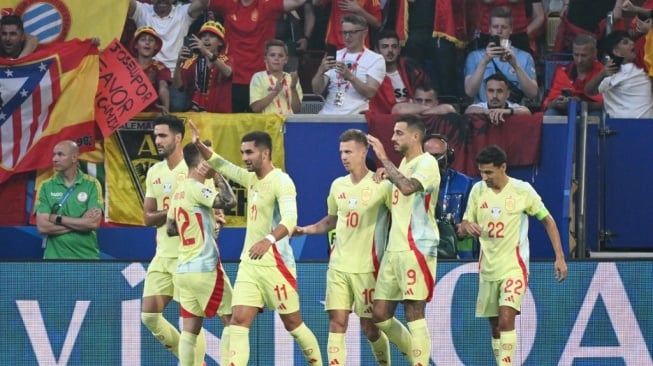 Penyerang Spanyol, Ferran Torres (ketiga kiri) melakukan selebrasi usai mencetak gol pertama timnya selama pertandingan Grup B Euro 2024 antara Albania vs Spanyol di Duesseldorf Arena di Duesseldorf pada 24 Juni 2024.Alberto PIZZOLI / AFP.