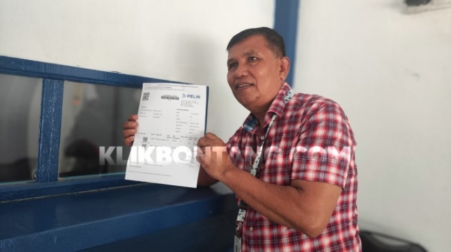 Petugas menunjukkan tiket kapal yang dikeluarkan resmi oleh Pelni. [KlikKaltim.com]