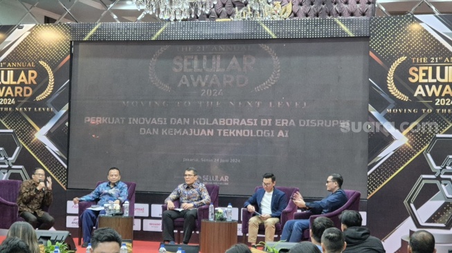 Diskusi panel Selular Award bertema "Perkuat Inovasi dan Kolaborasi di Era Disrupsi dan Kemajuan Teknologi AI", Jakarta, Senin (24/6/2024). [Suara.com/Dythia Novianty]