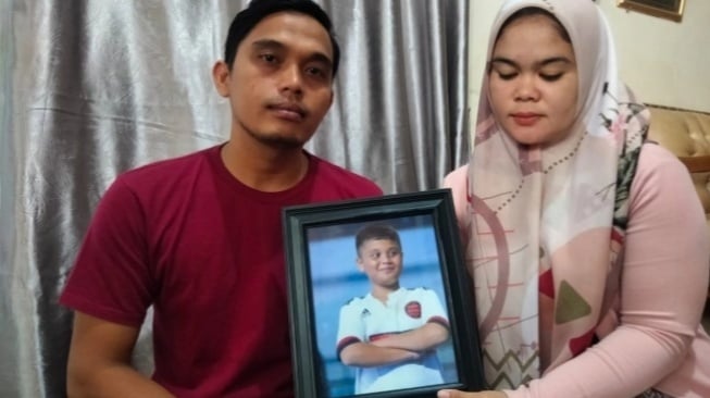 Orang tua Afif Maulana yang ditemukan meninggal dunia di bawah jembatan Kuranji, Kota Padang. [Suara.com/Saptra S]
