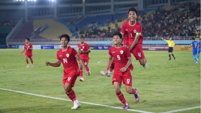 Para pemain Timnas Indonesia U-16 saat berselebrasi selepas menjebol gawang Singapura (pssi.org)