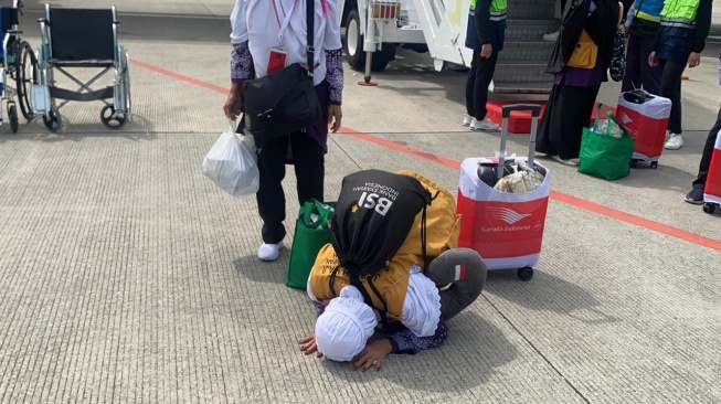 Kloter 1 Haji Balikpapan Mendarat di Sepinggan, Sambutan Hangat dan Sujud Syukur Warnai Kepulangan