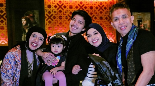 Aurel Hermansyah dan mertuanya, Geni Faruk dan Halilintar Anofial Asmid. (Instagram/@attahalilintar)