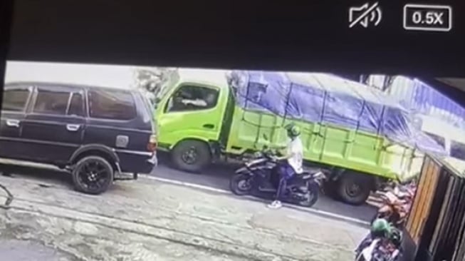 Viral, Detik-detik Truk Tabrak Motor di Cianjur, Ada Pengendara Terlempar dan Terlindas?