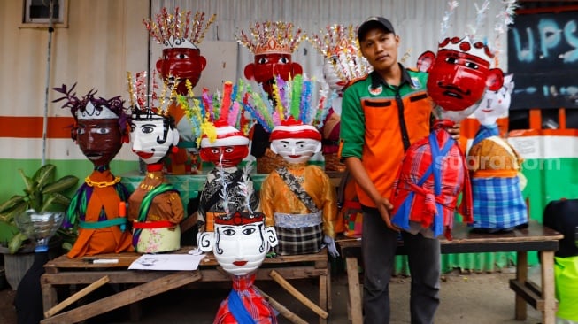 Melestarikan Budaya Lewat Daur Ulang, Sampah Galon Plastik Disulap Menjadi Ondel-ondel