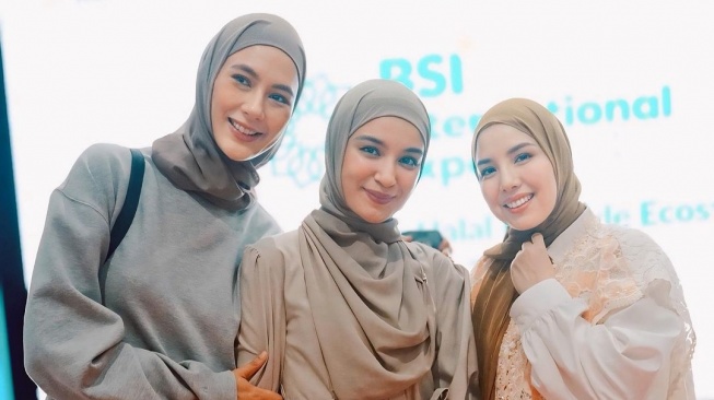 Bagikan Foto Bareng Sahabat, Paula Verhoeven Didoakan Istiqomah