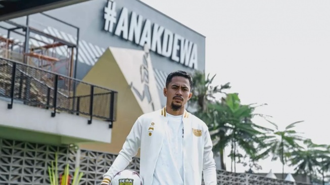 Dewa United Resmi Datangkan Mantan Kapten Persebaya Reva Adi Utama