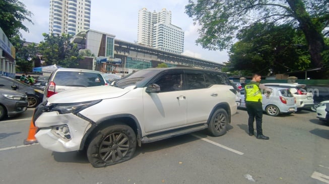 Mobil Diduga Milik Oknum Polisi Diamuk Massa di Medan, Warga Bilang Sempat Acungkan Senpi