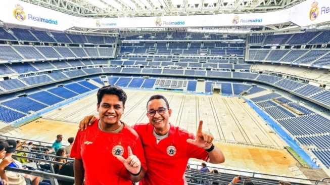 Anies Sindir Siapa? Caption Foto di Bernabeu Pakai Jersey Persija Jadi Sorotan