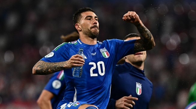 Penyerang timnas Italia, Mattia Zaccagni (tengah) melakukan selebrasi di akhir pertandingan Grup B Euro 2024 antara Kroasia vs Italia di Stadion Leipzig di Leipzig pada 24 Juni 2024. Golnya di masa injury time membuat Italiamenahan Kroasia 1-1 dan berhak melaju ke 16 besar.GABRIEL BOUYS / AFP