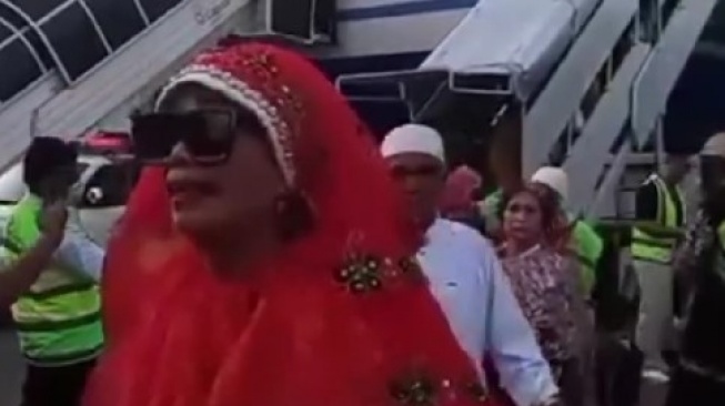 Gaya Glamor Jemaah Haji Makassar saat Tiba di Indonesia, Nilai Oufit Bikin Melongo