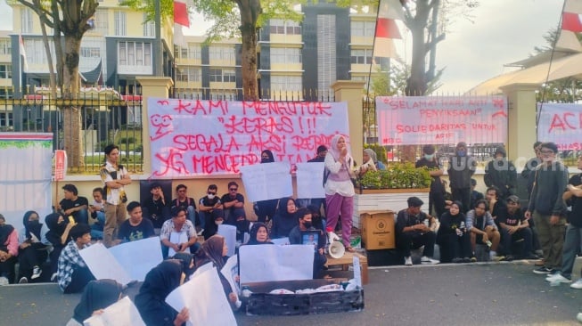 Orang tua Afif Maulana datang bersama demonstran menuntut keadilan atas meninggal anaknya. [Suara.com/ B Rahmat]