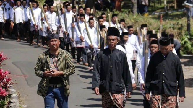 Perang Tomat Hingga Pawai Budaya, Serunya Festival Gunung Slamet 2024