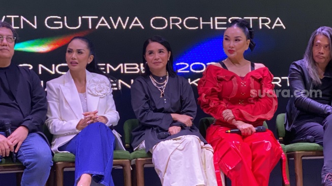 Kris Dayanti, Ruth Sahanaya, dan Titi DJ (3 Diva) bersama Lyodra, Tiara Andini, dan Ziva Magnolya di konferensi pers konser Super Diva di kawasan Senayan, Jakarta Pusat, Rabu (26/6/2024). [Suara.com/Tiara Rosana]