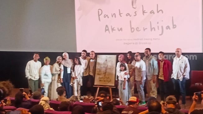 Bryan Domani dan Nadya Ariana saat konferensi pers film Pantaskah Aku Berhijab di Epicentrum, Kuningan Jakarta Selatan pada Rabu (26/6/2024). [Suara.com/Rena Pangesti]