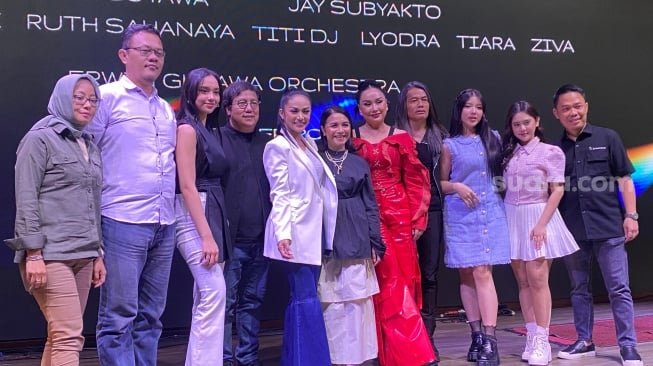 Kris Dayanti, Ruth Sahanaya, dan Titi DJ (3 Diva) bersama Lyodra, Tiara Andini, dan Ziva Magnolya di konferensi pers konser Super Diva di kawasan Senayan, Jakarta Pusat, Rabu (26/6/2024). [Suara.com/Tiara Rosana]