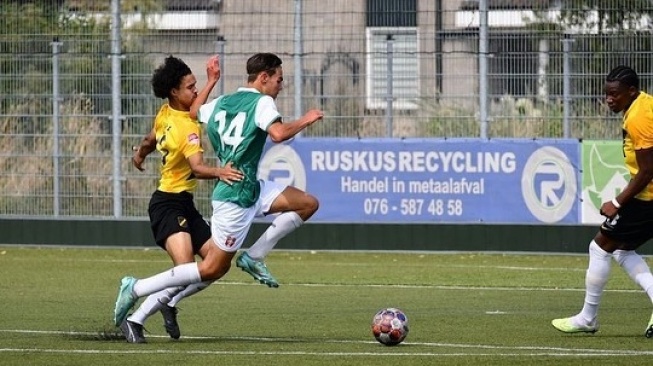 Striker keturunan yang akan segera merampungkan proses naturalisasi demi membela Timnas Indonesia, Jens Raven (tengah). [Dok. IG/@jensraven9]