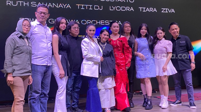 Kris Dayanti, Ruth Sahanaya, dan Titi DJ (3 Diva) bersama Lyodra, Tiara Andini, dan Ziva Magnolya di konferensi pers konser Super Diva di kawasan Senayan, Jakarta Pusat, Rabu (26/6/2024). [Suara.com/Tiara Rosana]