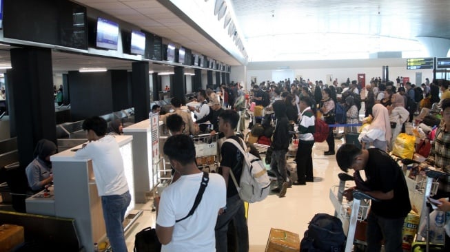 Suasana Terminal Baru Bandara Sultan Hasanuddin Diserbu Penumpang