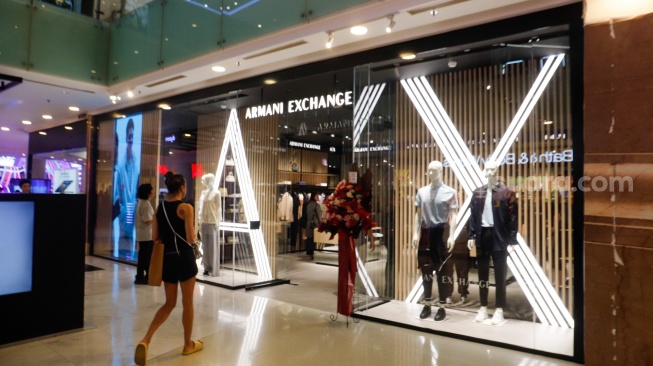 Pengunjung memilih pakaian saat pembukaan Armani Exchange Store Indonesia di Grand Indonesia, Jakarta, Rabu (26/6/2024). [Suara.com/Alfian Winanto]