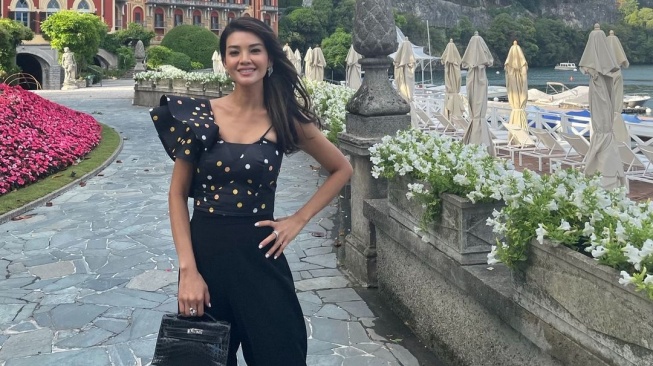 8 Potret Farah Quinn Pamer Body Goals Saat Berlibur di Danau Como Italia