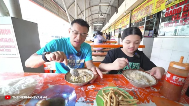 Anang Hermansyah santap hidangan bubur ayam (YouTube/The Hermansyah A6)