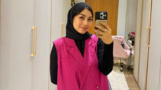 Nisya Ahmad Pakai Jilbab tapi Tetap Pamer Rambut, Banyak yang Geregetan