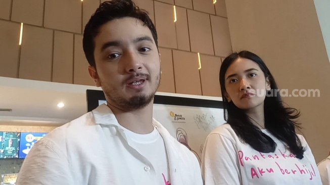 Bryan Domani dan Nadya Ariana saat konferensi pers film Pantaskah Aku Berhijab di Epicentrum, Kuningan Jakarta Selatan pada Rabu (26/6/2024). [Suara.com/Rena Pangesti]