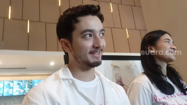 Bryan Domani dan Nadya Ariana saat konferensi pers film Pantaskah Aku Berhijab di Epicentrum, Kuningan Jakarta Selatan pada Rabu (26/6/2024). [Suara.com/Rena Pangesti]