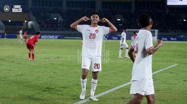 Pemain Timnas Indonesia U-16, Josh Holong (tengah) melakukan selebrasi usai mencetak gol ke gawang Laos U-16 dalam matchday ketiga Grup A Piala AFF U-16 2024 di Stadion Manahan, Solo, Kamis (27/6/2024). [Dok. Timnas Indonesia]