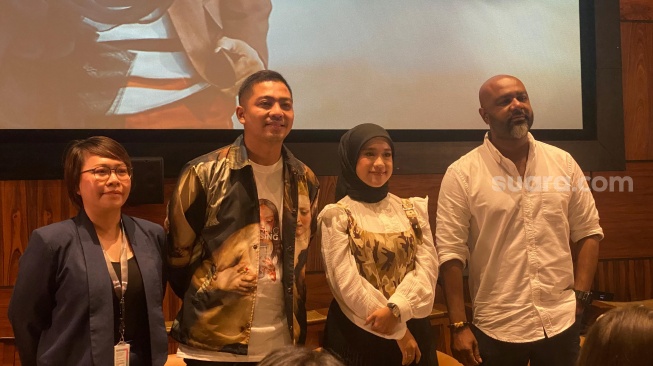 Ade Govinda (kedua dari kiri) dan Ernie Zakrie (ketiga dari kiri) dalam konferensi pers pengumuman lagu Masing Masing jadi soundtrack sinetron Luka Cinta di kawasan Kemang, Jakarta Selatan, Kamis (27/6/2024) [Suara.com/Tiara Rosana]