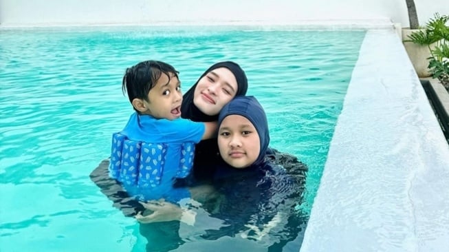 Potret Inara Rusli ajak anak-anak liburan. (Instagram/@mommy_starla)