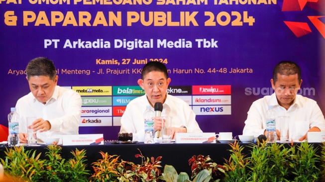 Komisaris Utama PT Arkadia Digital Media, Stephen Kurniawan (tengah) memberikan paparan saat menggelar Rapat Umum Pemegang Saham (RUPS) di Aryaduta Hotel, Jakarta, Kamis (27/6/2024). [Suara.com/Alfian Winanto]