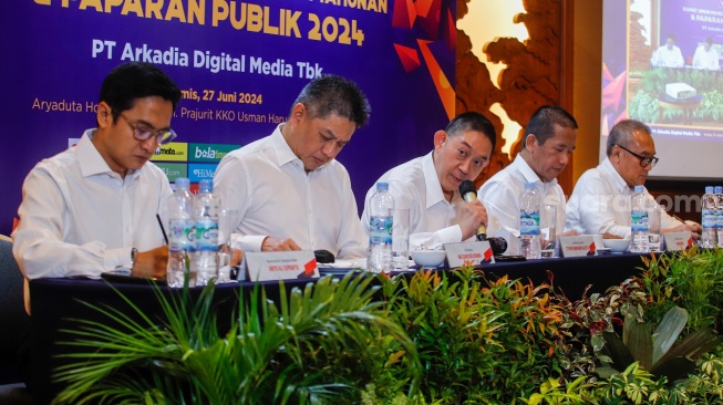 Jajaran Direksi PT Arkadia Digital Media Tbk saat menggelar Rapat Umum Pemegang Saham (RUPS) di Aryaduta Hotel, Jakarta, Kamis (27/6/2024). [Suara.com/Alfian Winanto]