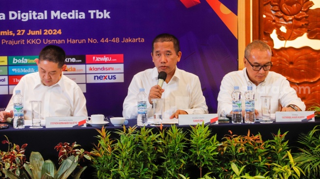 Direktur Utama PT Arkadia Digital Media Tbk, Suwarjono (tengah) memberikan paparan saat menggelar Rapat Umum Pemegang Saham (RUPS) di Aryaduta Hotel, Jakarta, Kamis (27/6/2024). [Suara.com/Alfian Winanto]