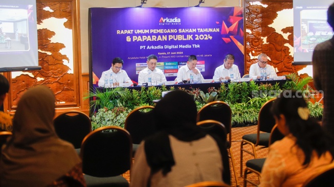 Jajaran Direksi PT Arkadia Digital Media Tbk saat menggelar Rapat Umum Pemegang Saham (RUPS) di Aryaduta Hotel, Jakarta, Kamis (27/6/2024). [Suara.com/Alfian Winanto]