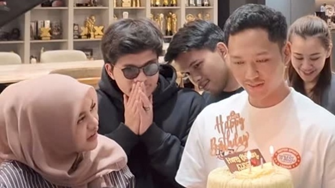 Potret Kejutan Ultah Azriel Hermansyah (Instagram/@ssarah_menzel)